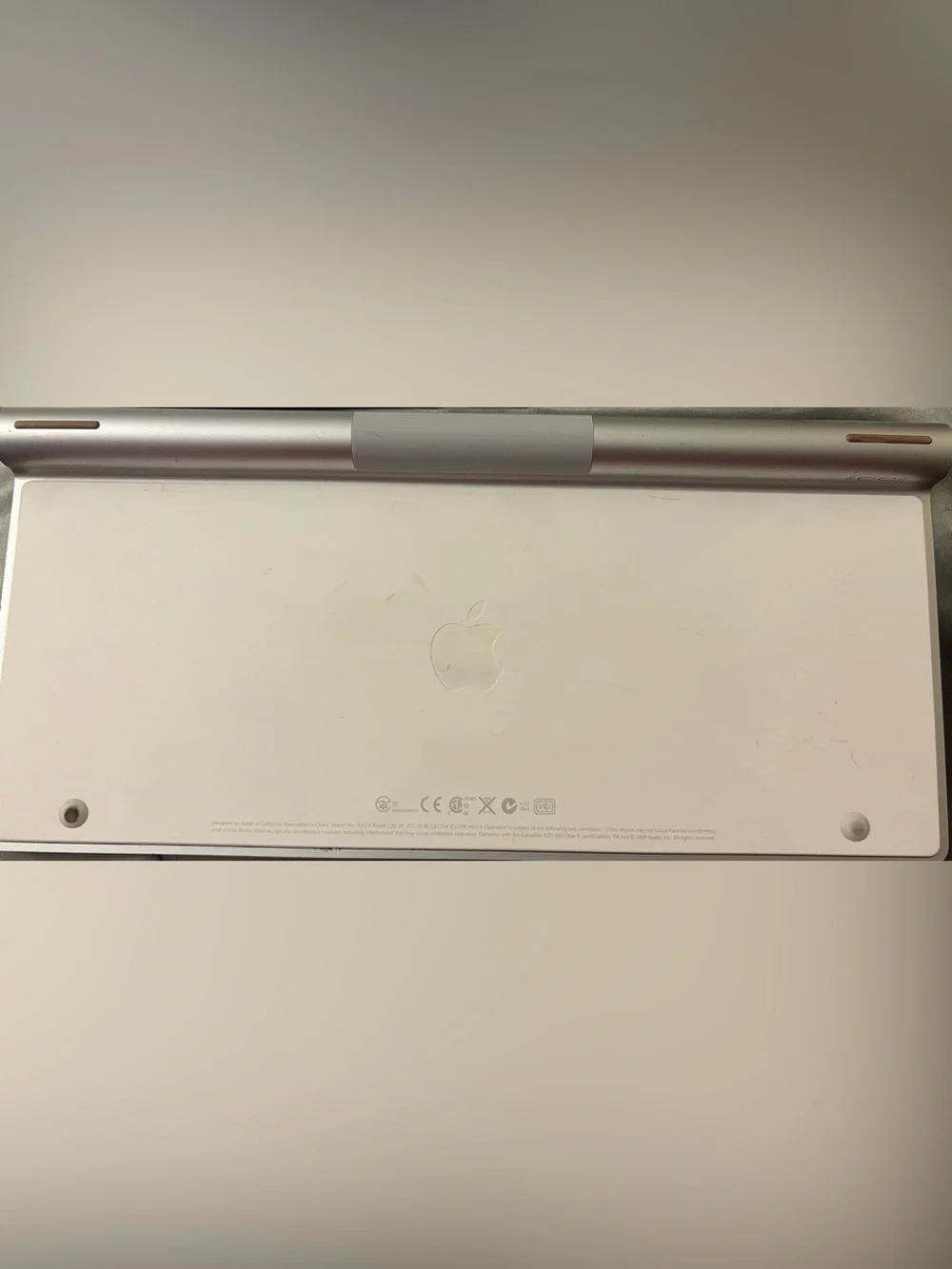 Apple Slim Wireless Keyboard in White and Silver A1314